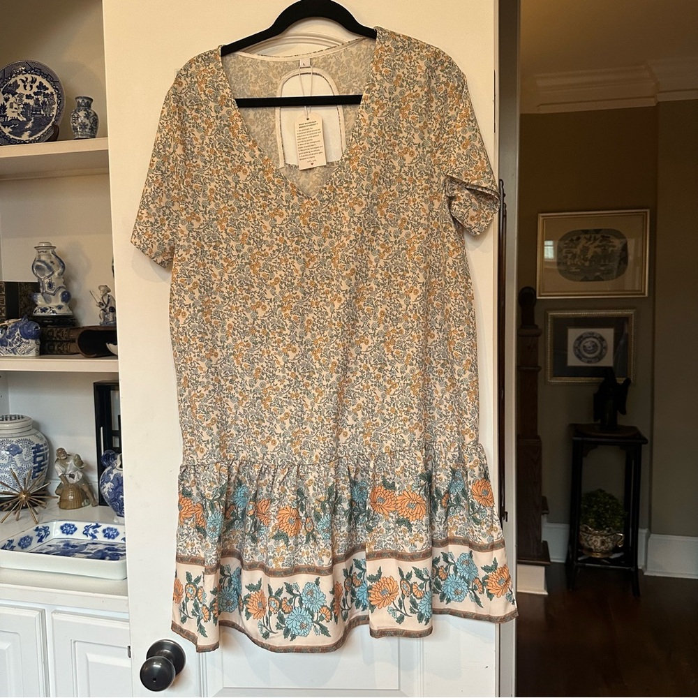 NO NAME- NWT, floral print, ruffle bottom, keyhole back closure, short sleeve